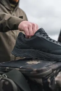 Korda Drykore Trainer Black 25K – Vízálló Horgász Cipő