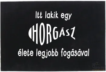 Tréfás Horgász Lábtörlő Fekete - "Itt Lakik Egy Horgász"