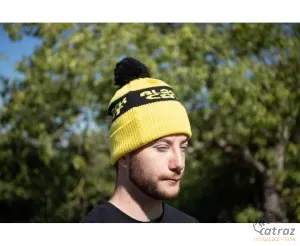 Black Cat Yellow Bobble Hat - Bojtos Téli Sapka