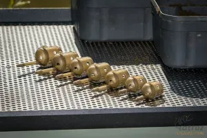 Matrix Maggot Feederkosár - Matrix Maggot Inline Csontikosár Small 25 gramm