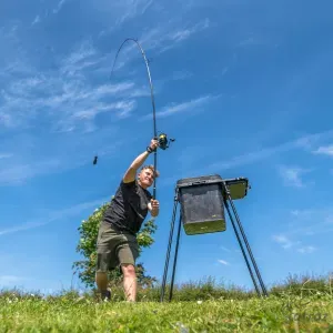 Avid Carp Bait Station Kit - Avid Carp Vödörtartó Állvány